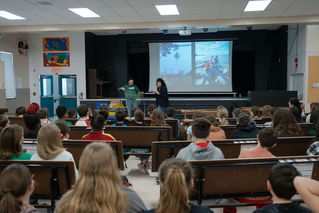 Conférence sur les méthodes de pêche ancestrales des Anicinabeg par Anna Mapache et sa fille devant des élèves de l'école Notre-Dame-de-Grâce.