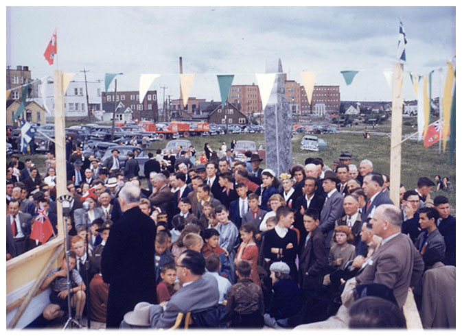 Foule présente lors de l'inauguration du monument des pionniers, le 24 mai 1951, Rouyn-Noranda Press.