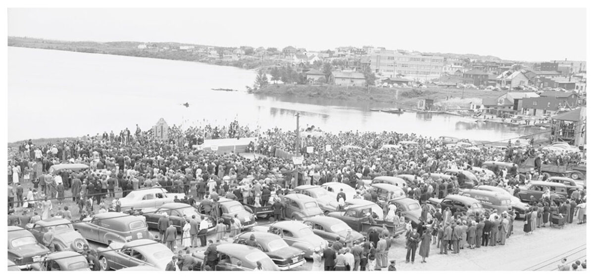 `Foule nombreuse présente pour le dévoilement du monument en hommage à la ville par les pionniers de Rouyn et de Noranda, le 25 juin 1951.