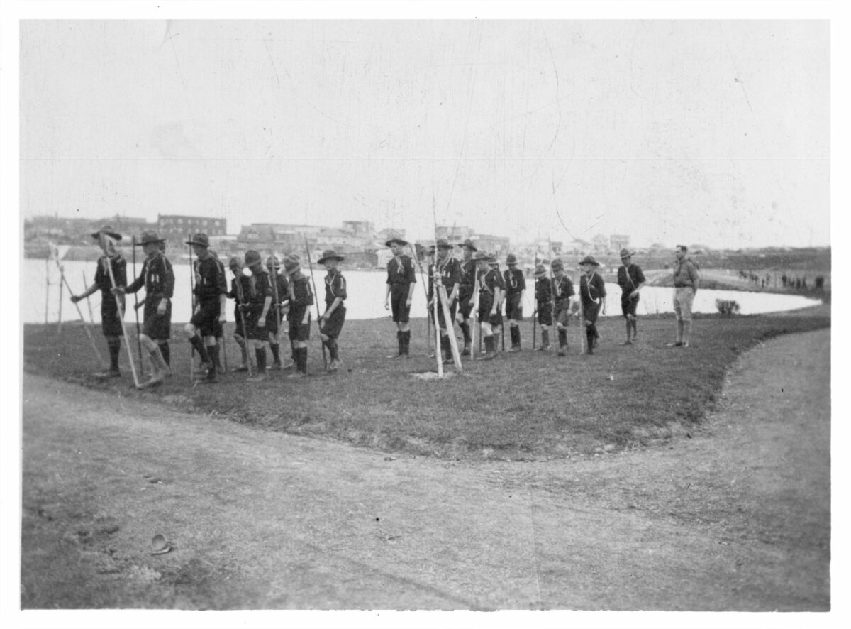 Rassemblement du club scout 1st Osisko à proximité du lac du même nom, vers 1940. 